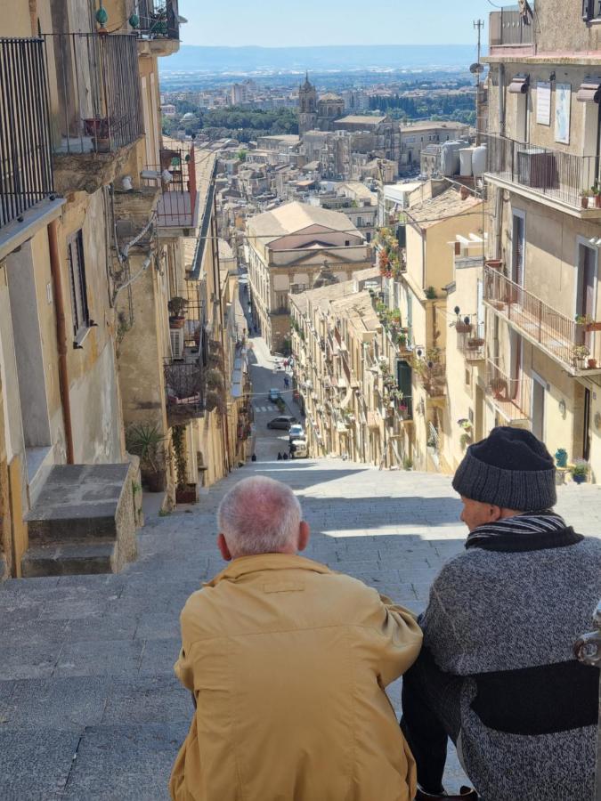 La Scalinata Home Apartment Caltagirone Luaran gambar